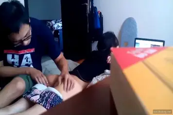 Lagi Rebahan Santai Digas Abang Sampai Memek Basah